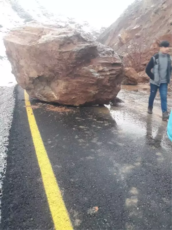 BAHÇESARAY'DA HEYELAN; DÜŞEN KAYALAR YOLU KAPATTI