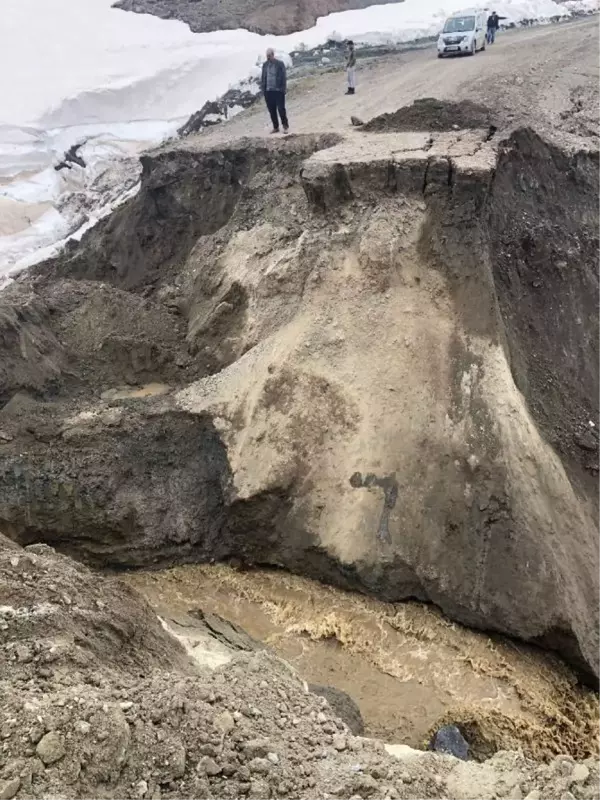 SİVAS'TA HEYELAN; KÖY YOLU ULAŞIMA KAPANDI