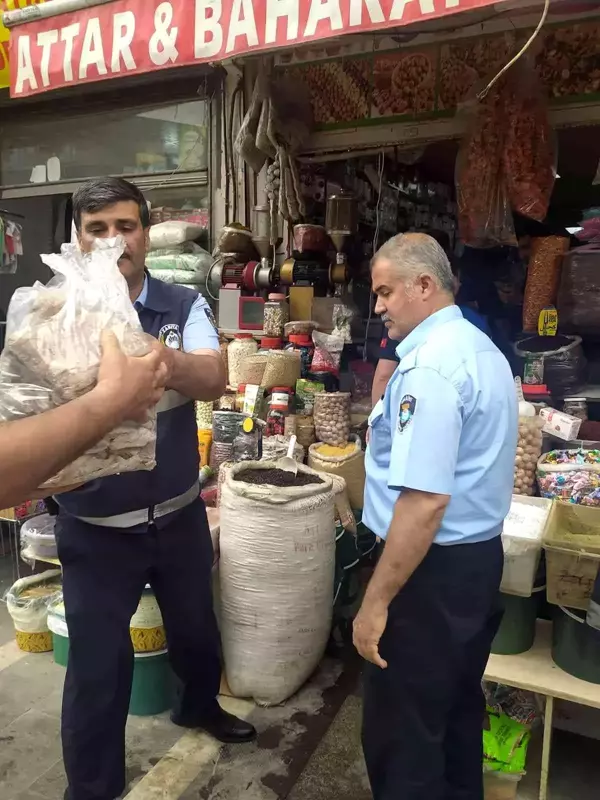 ŞANLIURFA - Yere dökülen isotu satışa sunan esnafa ceza