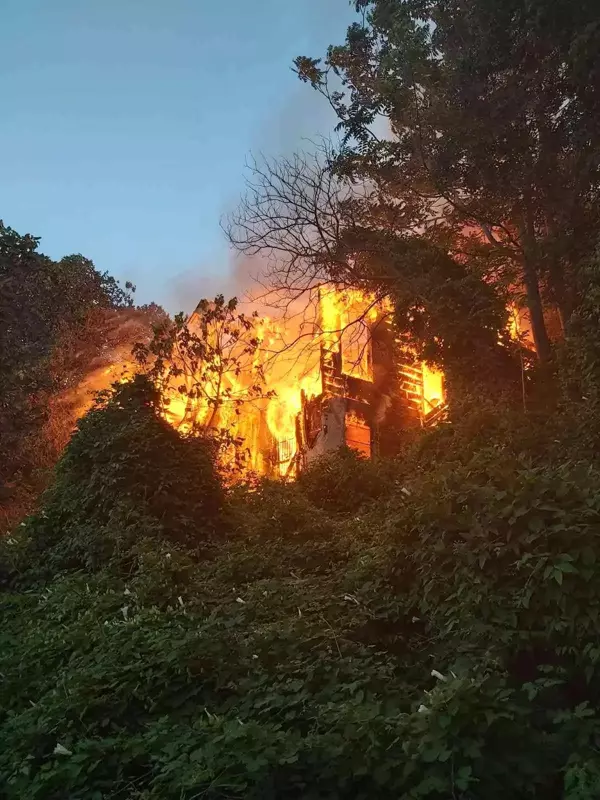 Üsküdar'da 2 katlı ahşap binada korkutan yangın