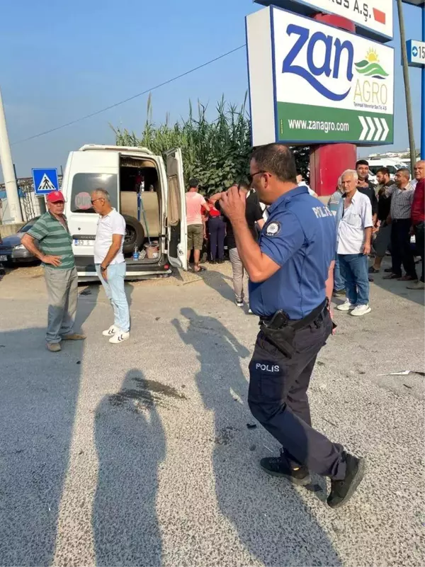 Mersin'de işçi servisi ile otomobil çarpıştı, 15 kişi yaralandı