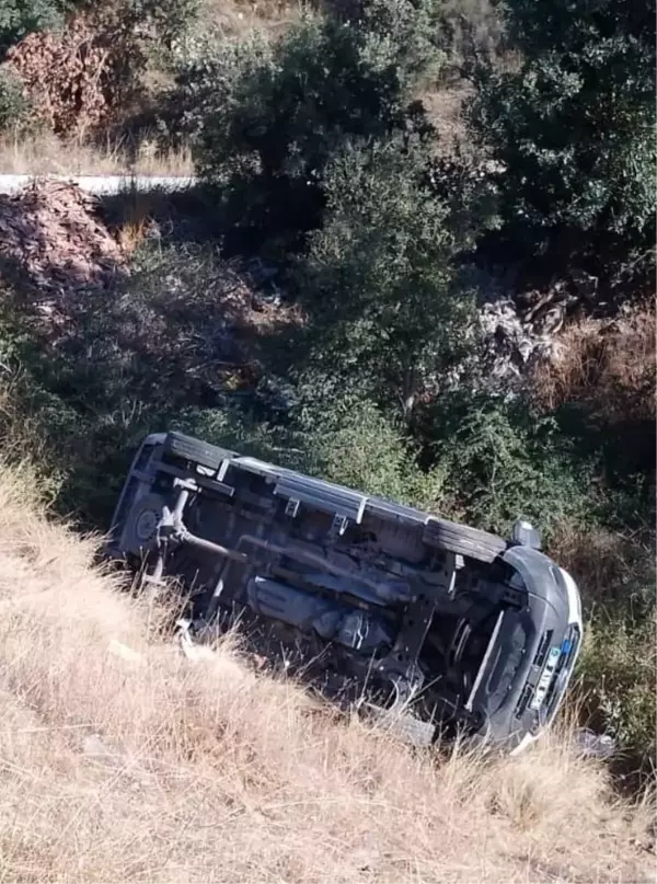 Şarampole devrilen ambulanstaki 3 görevli yaralandı