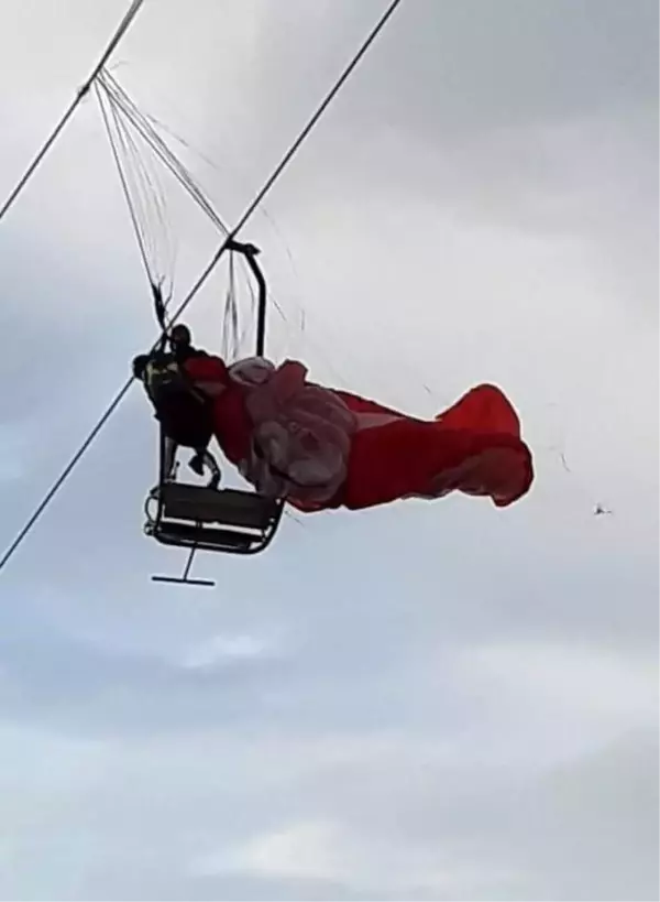 Fethiye'de telesiyej hattına dolanan paraşüt pilotu ve yolcusu kurtarıldı