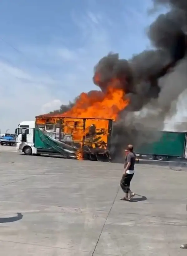 Mobilya Yüklü TIR'ın Dorsesinde Yangın Çıktı