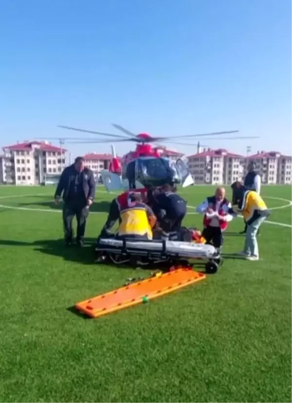 Sivas'ta Çatıdan Düşen Hasta Ambulans Helikopter ile Hastaneye Sevk Edildi