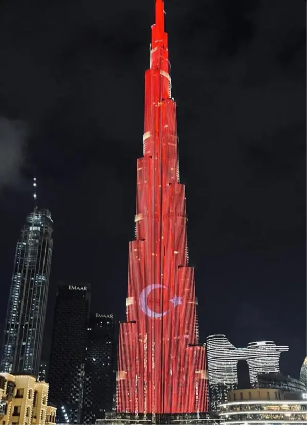 Cumhurbaşkanı Erdoğan'ın BAE ziyareti öncesi, Burj Khalifa'ya Türk bayrağı yansıtıldı