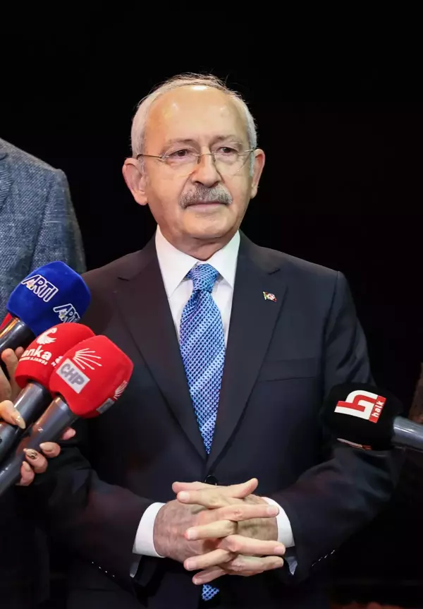 KILIÇDAROĞLU, ELEKTRİKLERİ KESİLEN MODA SAHNESİ'NE KANDİLLE GELDİ