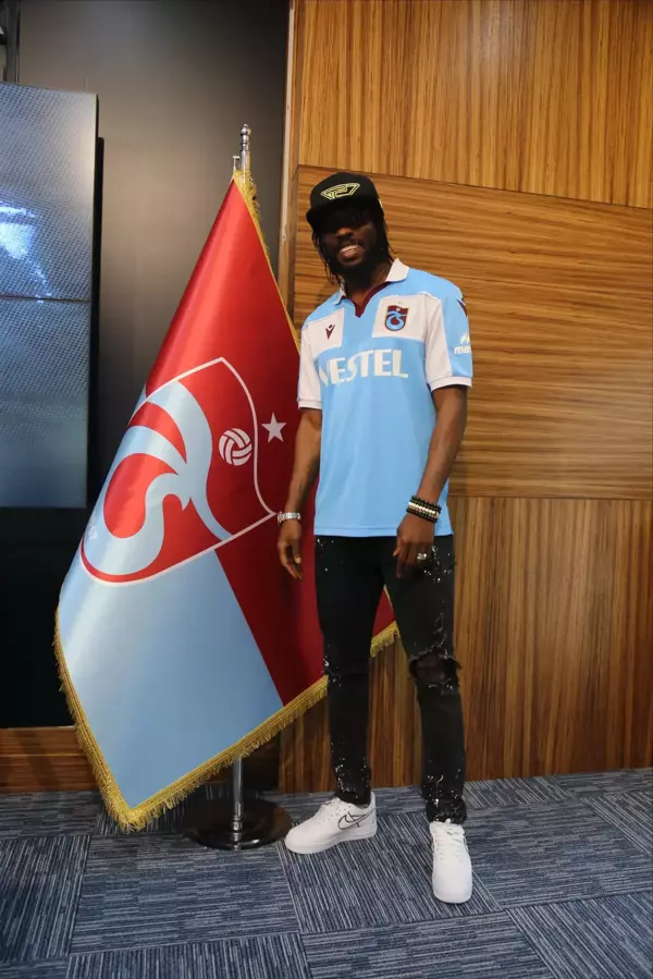 SPOR Trabzonspor'da Gervinho ve Peres için imza töreni düzenlendi