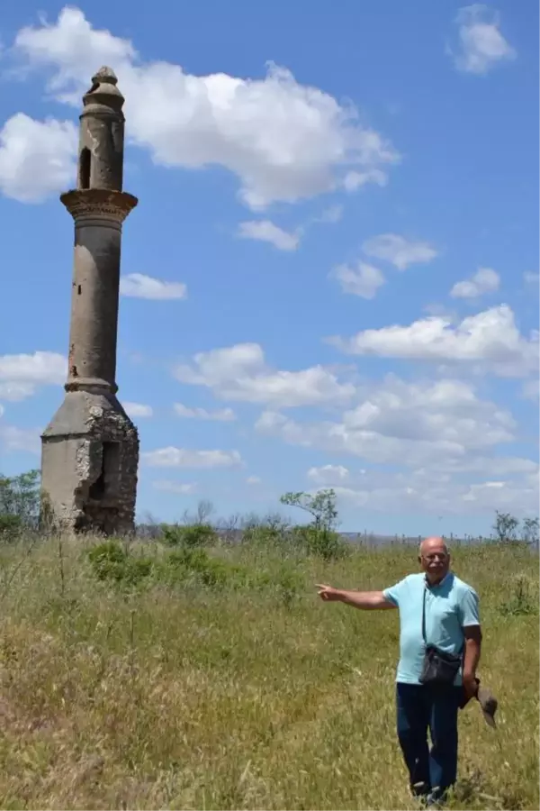 DEMİRKÖPRÜ BARAJI'NDA SULAR ÇEKİLDİ 95 YILIK CAMİNİN MİNARESİ GÖRÜNDÜ