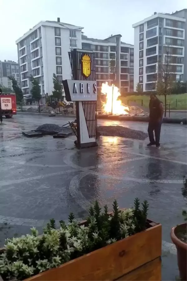 Beylikdüzü'nde doğalgaz borusu alev aldı, mahallede panik yaşandı