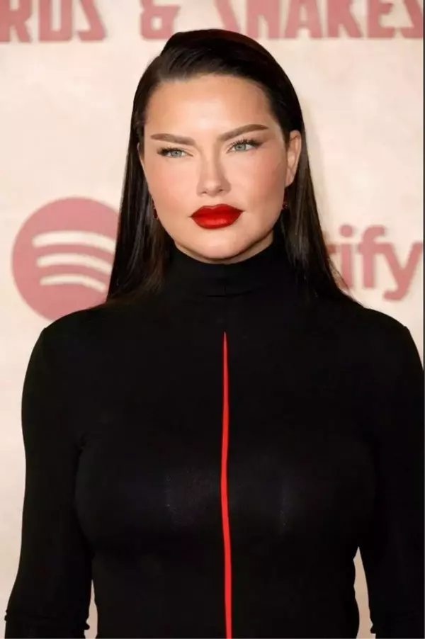Yeniden evlenen Adriana Lima'nın tektaşına gelen yorumlar bomba