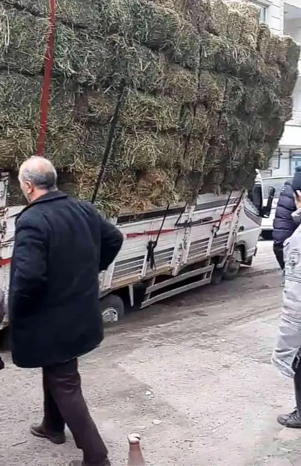 Yol çöktü, ot yüklü kamyon çukura saplandı