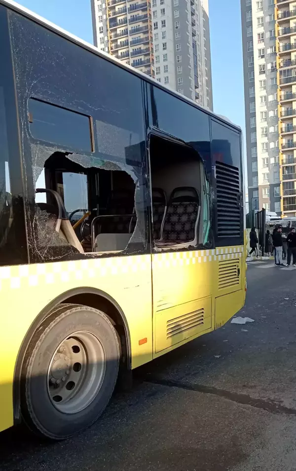 Güngören'de kamyonete çarpan İETT otobüsünden fırlayan yolcu ağır yaralandı