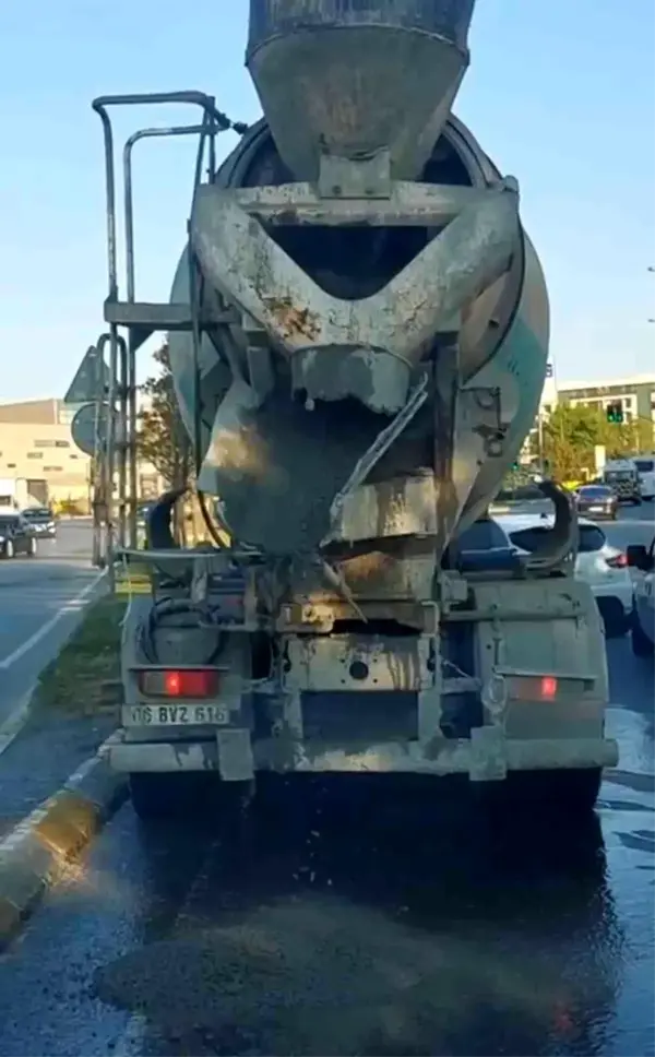 Beton mikseri asfalta beton dökerek ilerledi, o anlar kameraya yansıdı