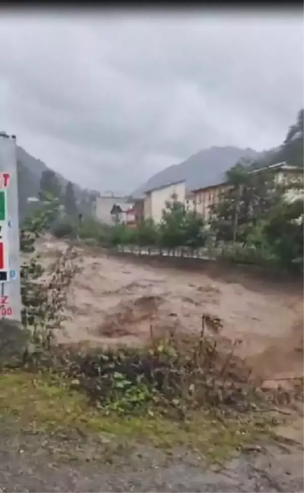 Giresun'da sağanak; 1 köyde eğitime ara verildi