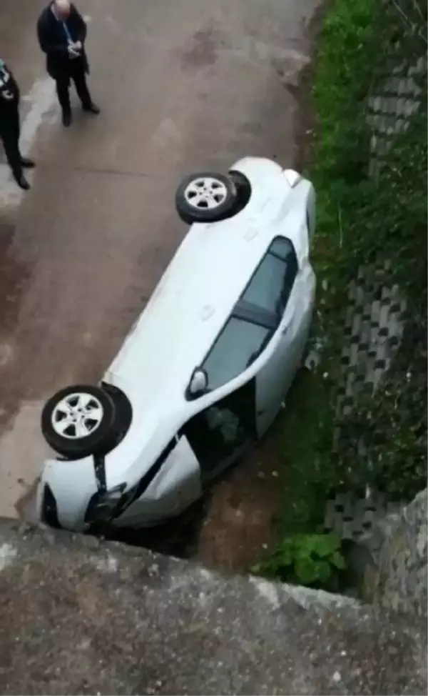 MALTEPE'DE KONTROLDEN ÇIKAN OTOMOBİL KÖPRÜDEN AŞAĞI DÜŞTÜ