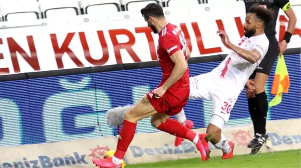 Galatasaray, Şener Özbayraklı'nın yerine Nazım Sangare'yi transfer edecek