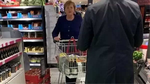 Merkel'in kendini karantinaya almasının ardından alışveriş yaptığı marketteki Almanlar panik oldu