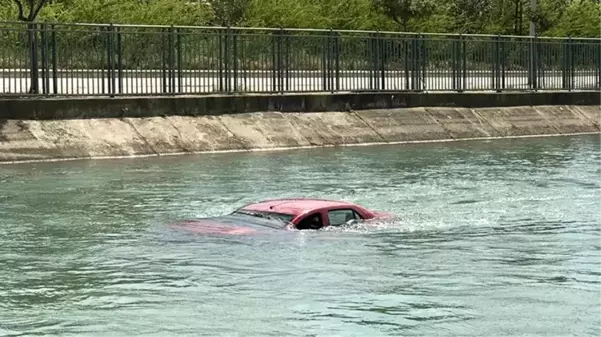 Adana'da motosiklete çarpan otomobil sulama kanalına uçtu: 3 yaralı