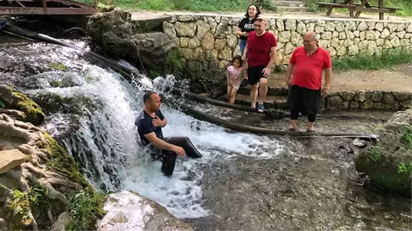 Termometrelerin 43,5 dereceyi gösterdiği Kozan'da, vatandaşlar kendini soğuk suya attı