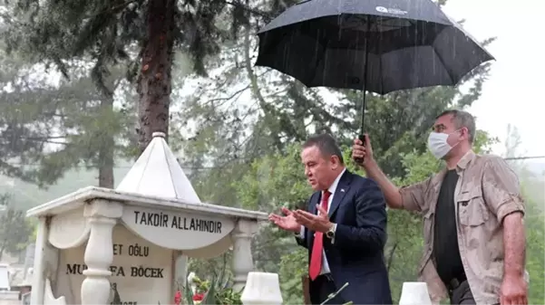 Antalya Büyükşehir Belediye Başkanı Muhittin Böcek'in mezarlık ziyareti fotoğrafı tartışma yarattı