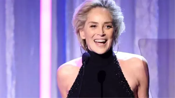 62 yaşındaki Sharon Stone, havuz önünde kasklı ve bikinili poz verdi