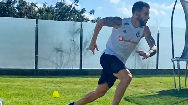 Negredo'nun antrenman sırasında Beşiktaş forması giymesi sosyal medyada gündem oldu