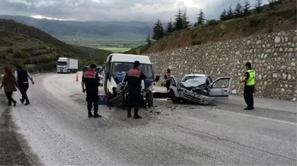 Tarım işçilerini taşıyan minibüs kaza yaptı: Biri 6 aylık bebek 2 kişi öldü, 8 kişi yaralandı