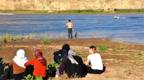 Serinlemek için nehre giren iki kardeşten biri boğuldu, diğeri kayboldu