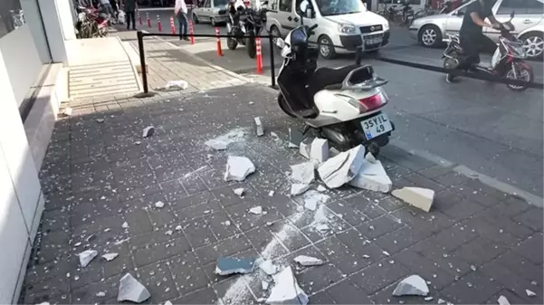 Kafasına gaz beton parçası düşen motosiklet sürücüsünü, kaskı kurtardı