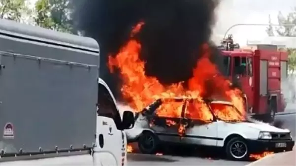 Seyir halindeki otomobil alev topuna döndü, diğer sürücüler araçlarını son anda kurtardı