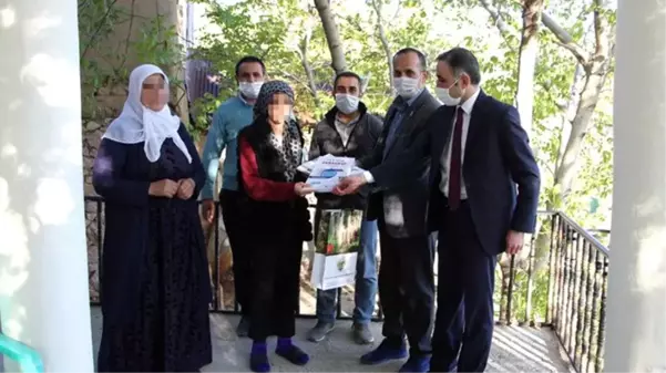 Koronavirüse yakalanan belediye başkanı ev ev gezip kitap dağıttı, 30 kişiye daha hastalık bulaştı