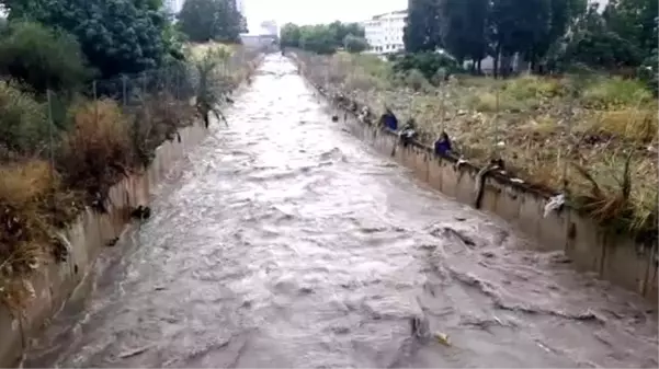 Esenyurt'ta bir kişinin ölümüne neden olan derenin taşma anı kameralara yansıdı