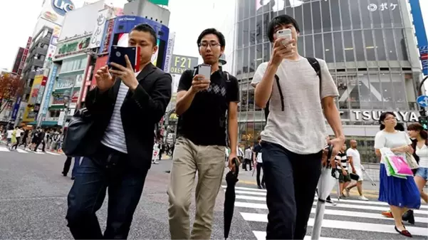 Japonya'da bir şehirde yürürken telefon kullanmak yasaklandı