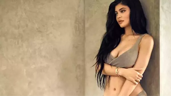 ABD'li model Kylie Jenner, pembe peruğu ve iç çamaşırlı pozuyla gündem oldu