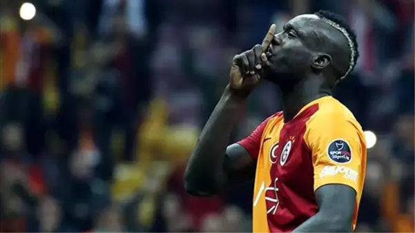 Galatasaraylı Mbaye Diagne, saçlarını sarı kırmızıya boyattı