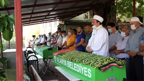 Uçuruma yuvarlanan otomobilde ölen 3 kişi, yan yana toprağa verildi