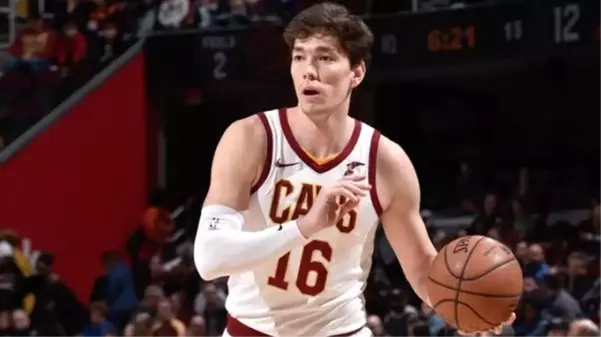 Milli basketbolcu Cedi Osman ile oyuncu Ebru Şahin Alaçatı'da görüntülendi