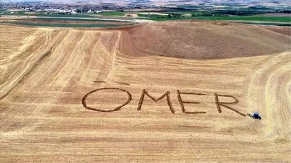 Görenler hem şaşırıyor hem üzülüyor! 10 yıldır tarlaya ölen kardeşinin adını yazıyor