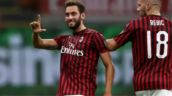 Milan formasıyla harikalar yaratan Hakan Çalhanoğlu'nun geleceği belirsizliğini koruyor