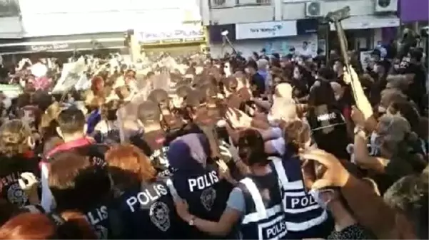 İzmir'de izinsiz yürüyüş yapmak isteyen kadınlara polis müdahale etti: 16 gözaltı