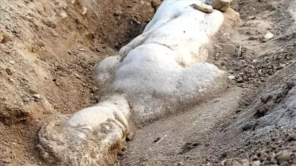 Smyrna Antik Kenti kazılarında mitolojik varlık Satyros'un kabartması bulundu