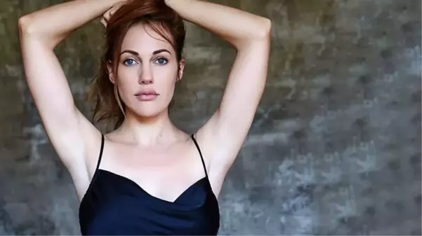 Meryem Uzerli, derin göğüs dekolteli elbisesiyle hayran bıraktı