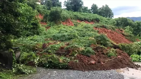 Trabzon'da şiddetli yağış sonucu meydana gelen heyelanda 1 kişi hayatını kaybetti