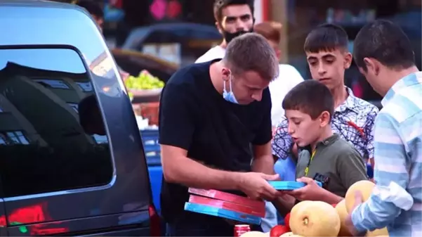 Diyarbakır'da aç olduklarını söyleyerek çocuklardan yardım isteyen Youtuberlar, duygusal anlara imza attı