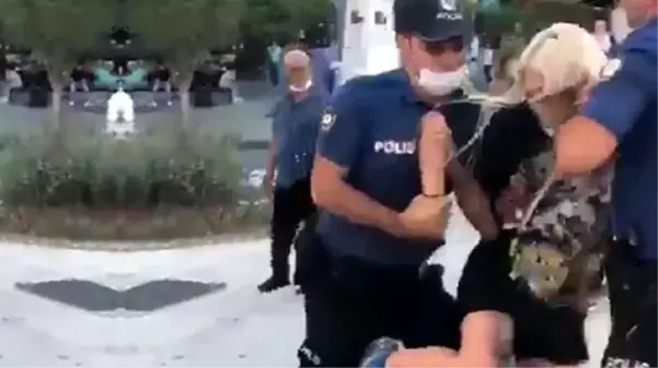 Kadıköy'deki gözaltı olayı sonrası açığa alınan iki polis görevlerine iade edildi