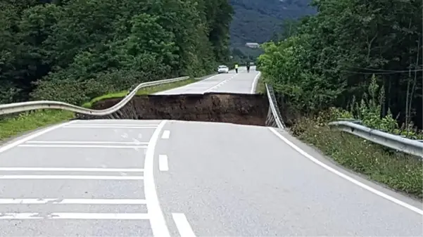 Giresun'daki sel felaketinin ardından şehirdeki yollar büyük ölçüde tahrip oldu