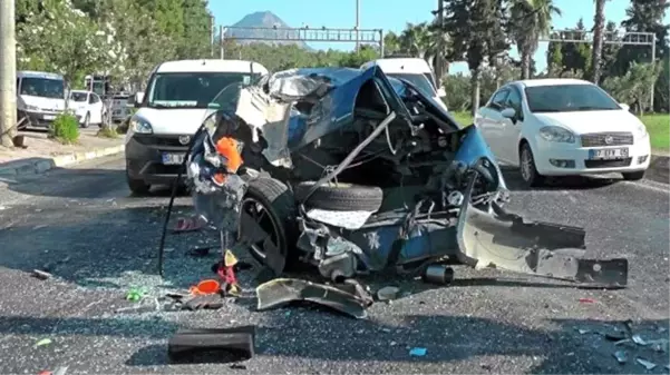 Antalya'da zincirleme trafik kazası! Freni patlayan halk otobüsü araçlara çarptı