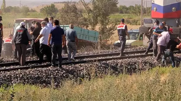 İki çocuğun eşek üzerindeki yolculuğu feci kazayla son buldu! Köylüler demir yoluna koştu