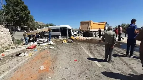 Yolcu minibüsü, hafriyat kamyonuna çarpınca yol kan gölüne döndü: 1 ölü, 19 yaralı